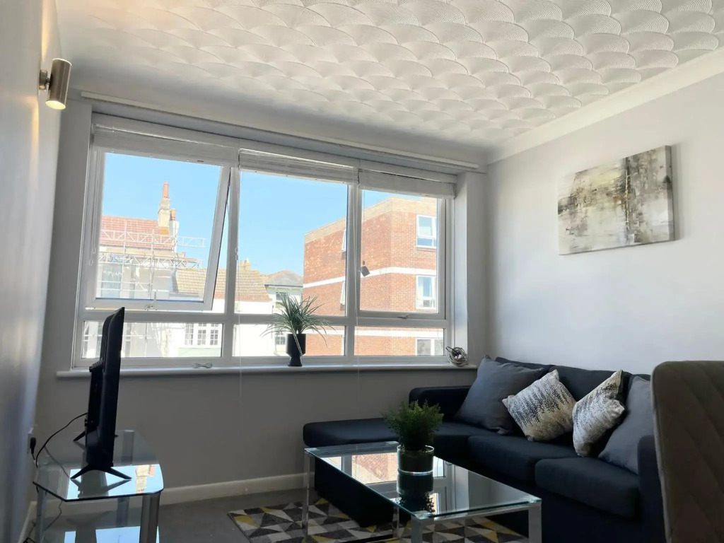 BEST PRICE! Newly refurbished 2 bedroom, 2 Superkings or 4 singles, fantastic location & free parking!