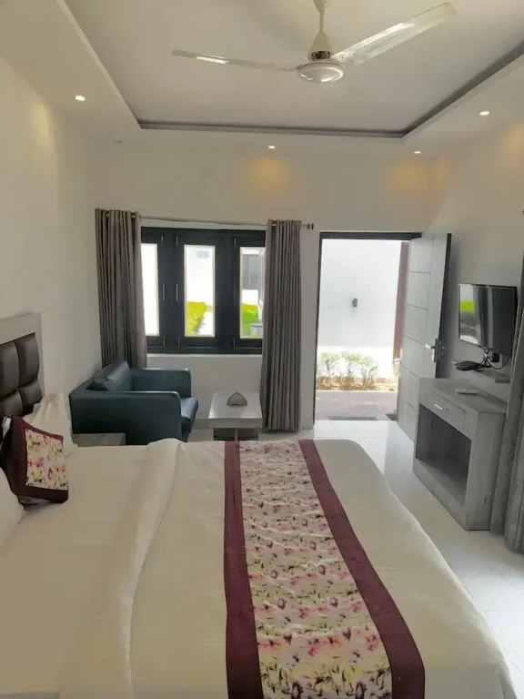 R Cottage Studio Apartments