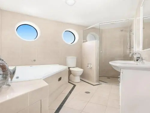 Le Point 702 - Luxury And Views!