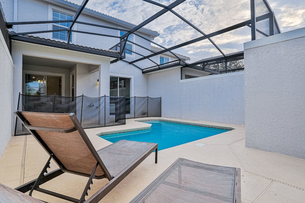 Modern Townhome With Private Pool, hot Tub, Central AC, and Private Washer/dryer