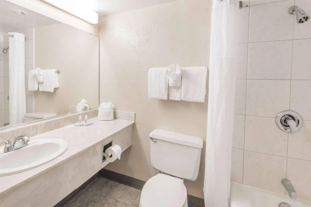 Columbus Grand Hotel & Banquet Center