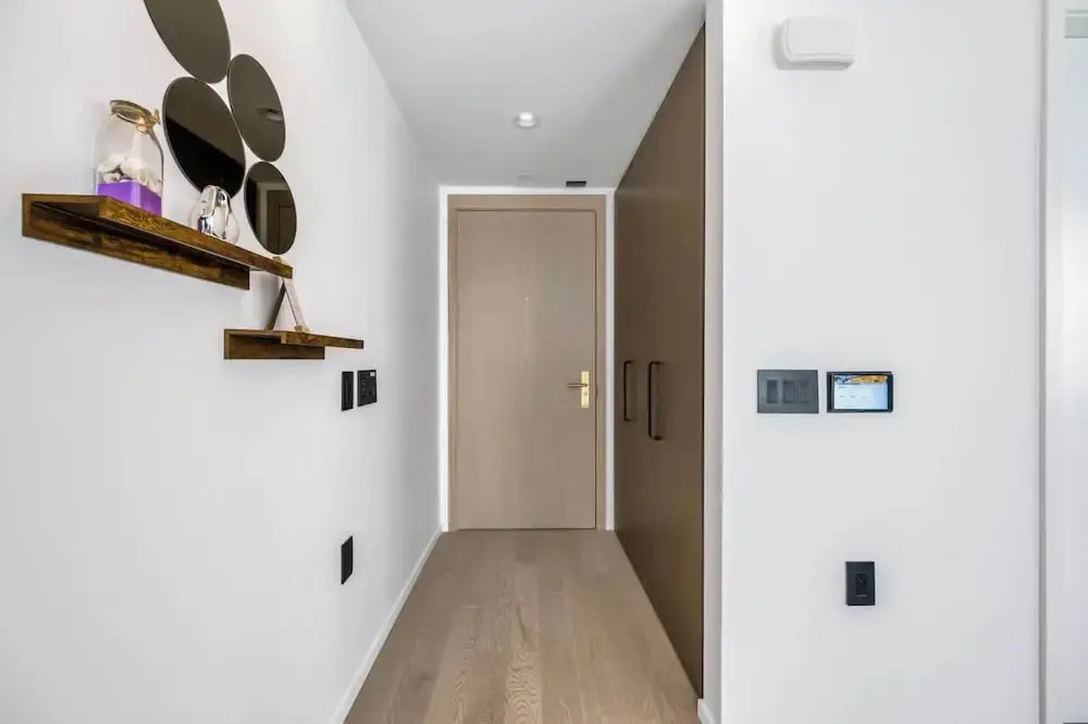 Chic Urban Stylish Condo in Downtown V