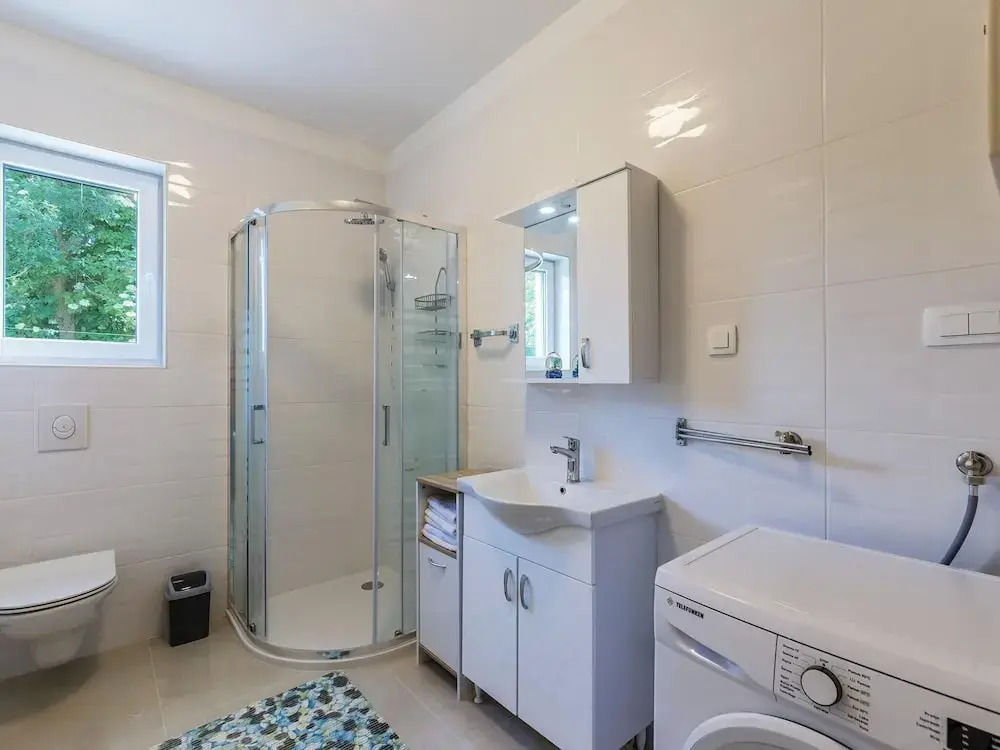Large Holiday Home With Swimming Pool