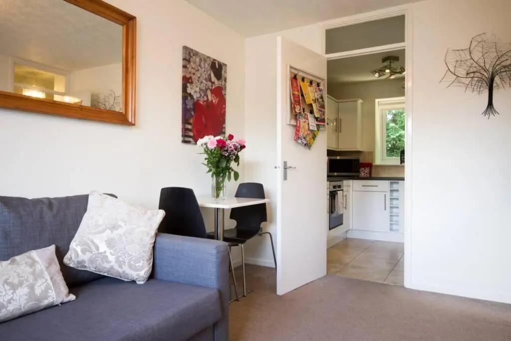 Central quiet self check in 1 bedroom apartment up to 4