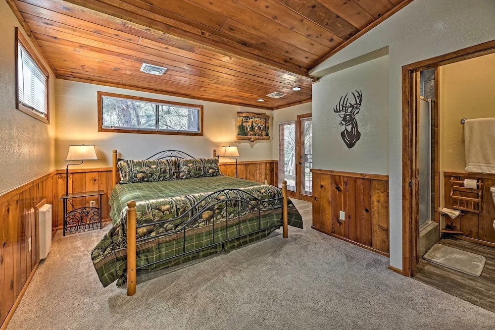 2 Decks & Game Room: Expansive Family Cabin