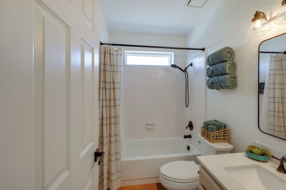 Heated Pool, Game Room: Family Home in Tempe!