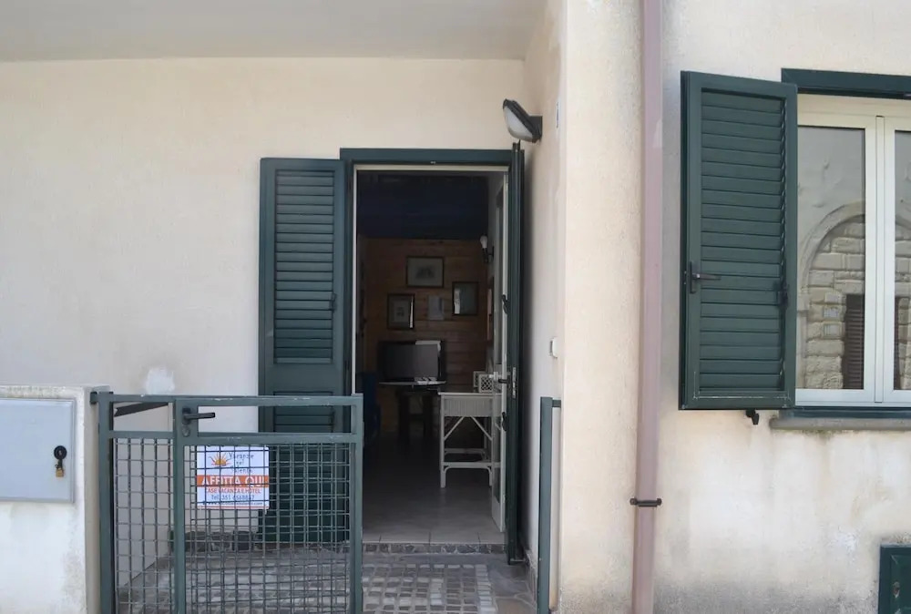 Apartment Directly On The Beach With Air Conditioning And Terrace, Pets Allowed