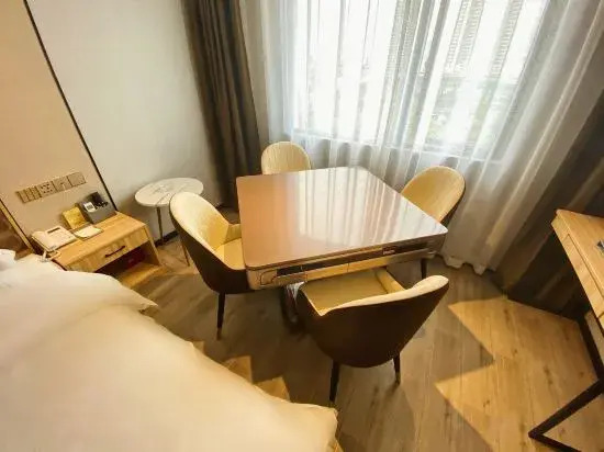 Huaxi Hotel (Guiyang Railway Station Vientiane City Shopping Center)