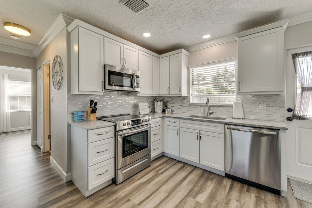 5 Mi to Riverwalk: Bradenton Family Home w/ Yard