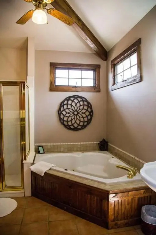 1 Bedroom Suite with fireplace Dogs OK