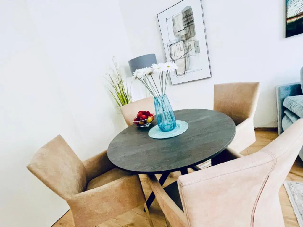 Colorful & Quiet Apartment in Beautiful Viennese Building