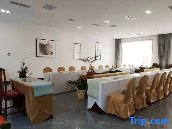 Yunmeng Linshu Villa Hotel