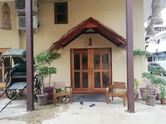 Anggun Lodge Private Room with Sharing Bathroom