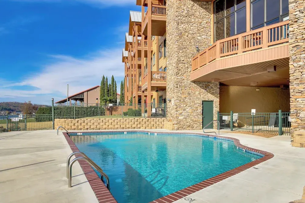 Lakefront Condo 3 Mi to Historic Guntersville!