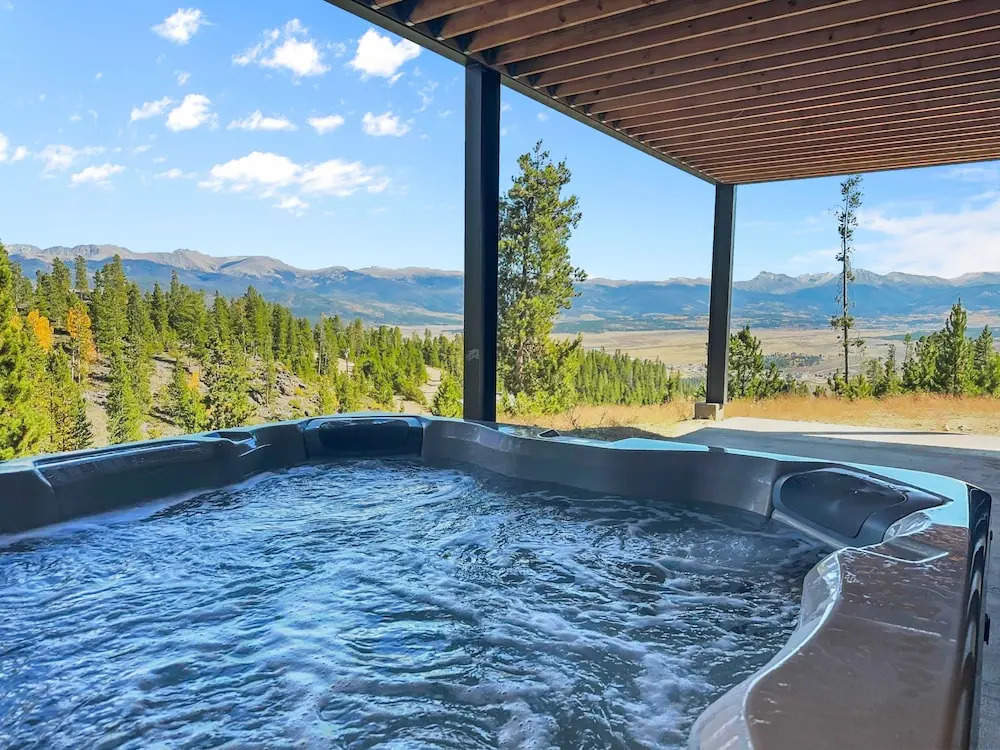 Mountain Vista 3 Bedroom Chalet by RedAwning
