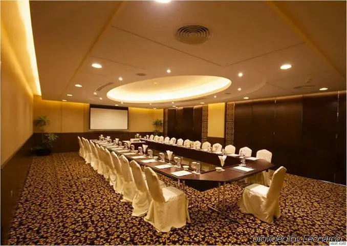 Oasis Court Hotel Apartments