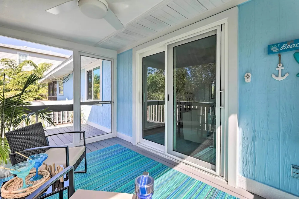 Holmes Beach Retreat: Walk to Beach & Dining!