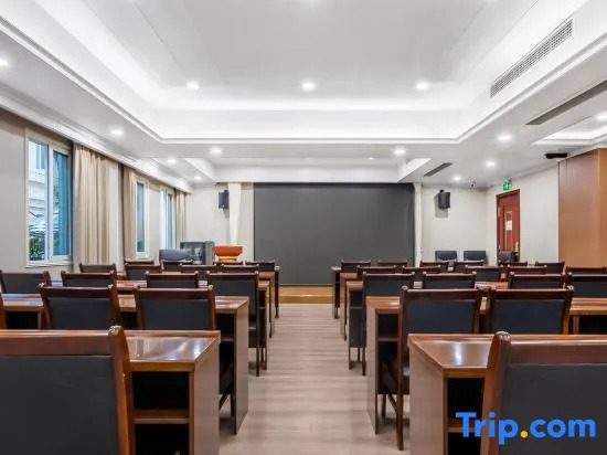 Yifeng Hotel (Wenli College Honghe Campus Store)