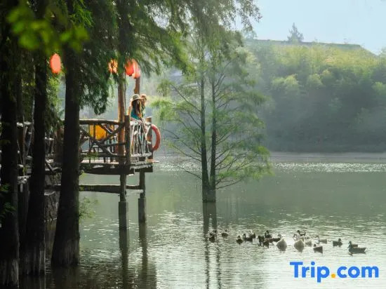 Wolong Riverside Manor