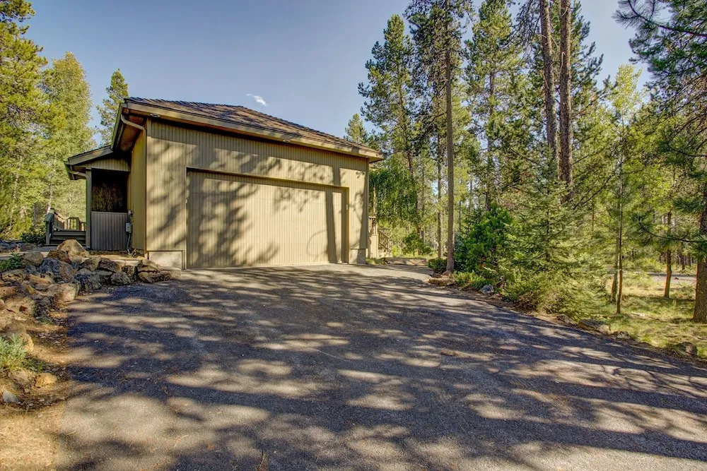 Stunning W/ Hot Tub & Expansive Deck 4 Bedroom Home