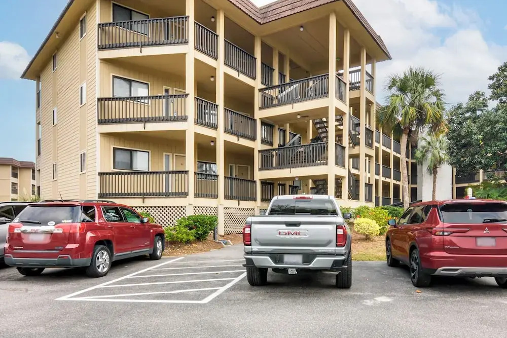 Pool, Spa & Dining: Beach Condo in Hilton Head!