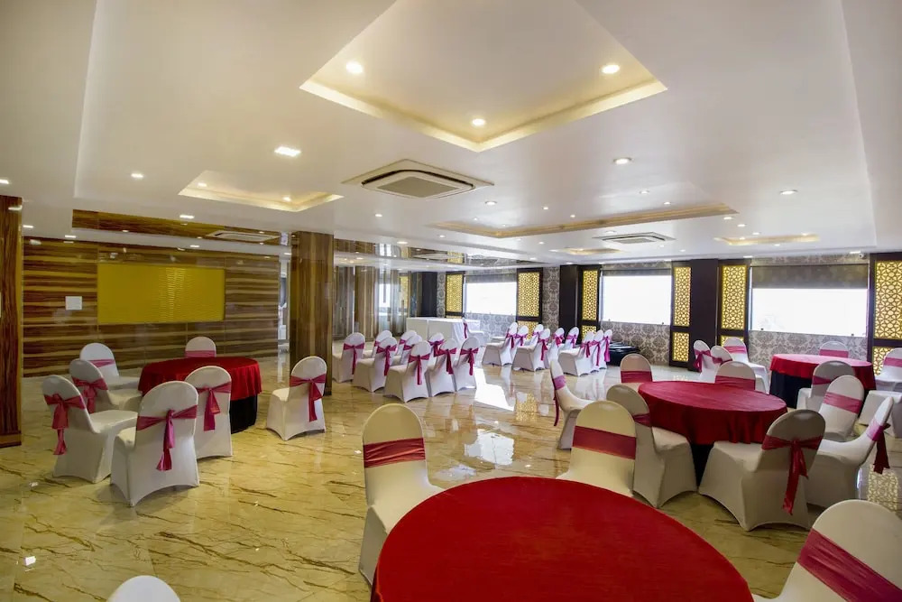 FabHotel SS Grandeur