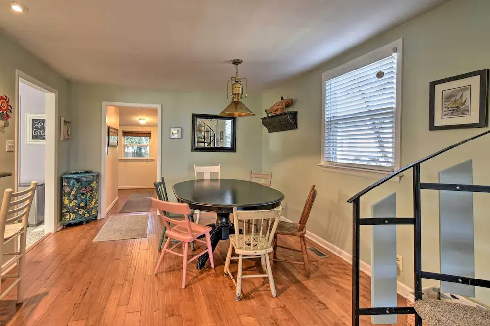 Classic Chesapeake Beachside Cottage w/ Porch!