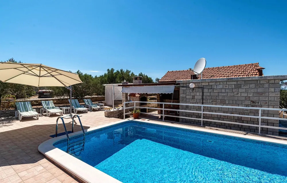 Awesome Home in Vela Luka With Wifi and 2 Bedrooms