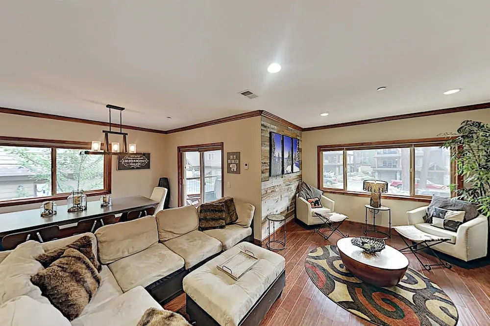 3987mant 3 Bedroom Condo