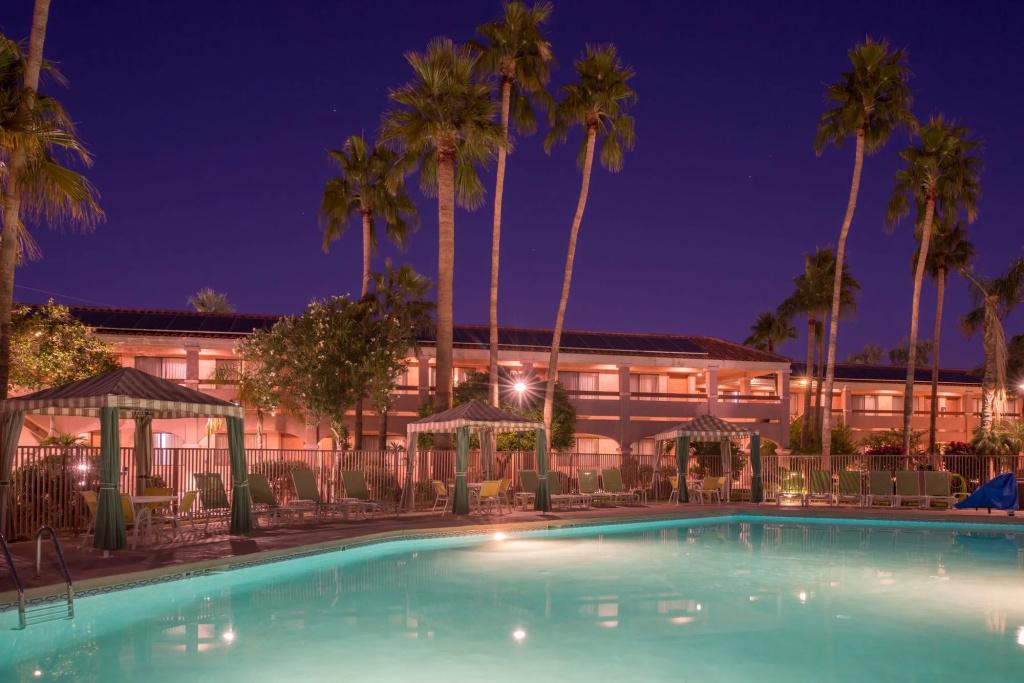 La Fuente Inn & Suites