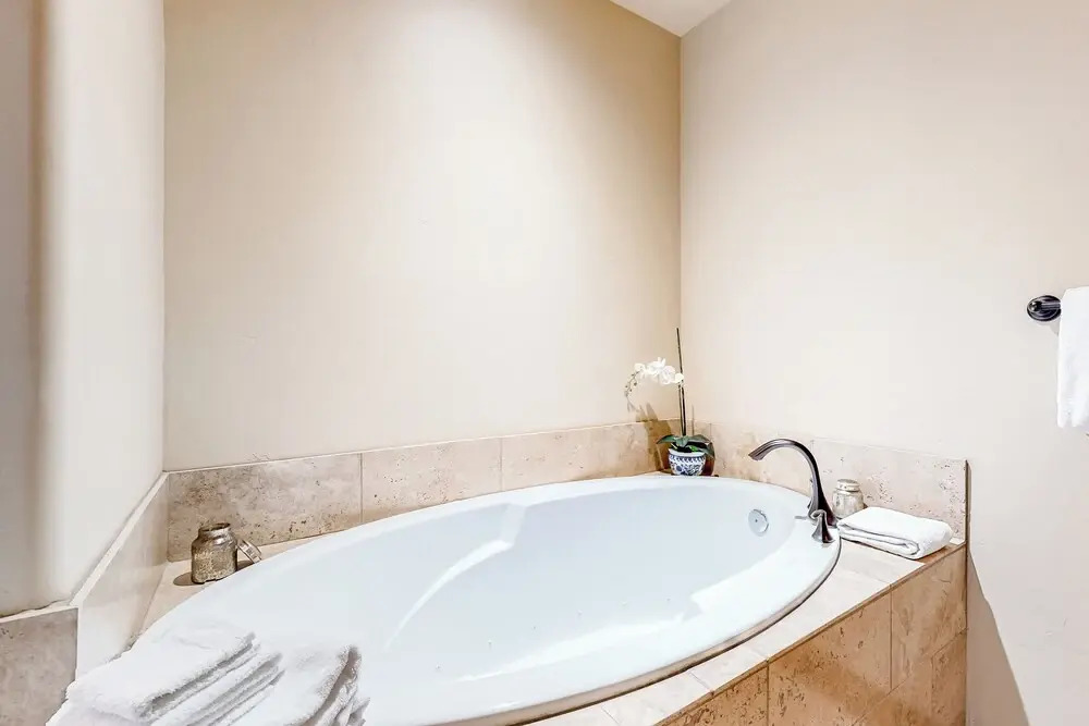 3BR w/ Balcony, Central AC & Deck