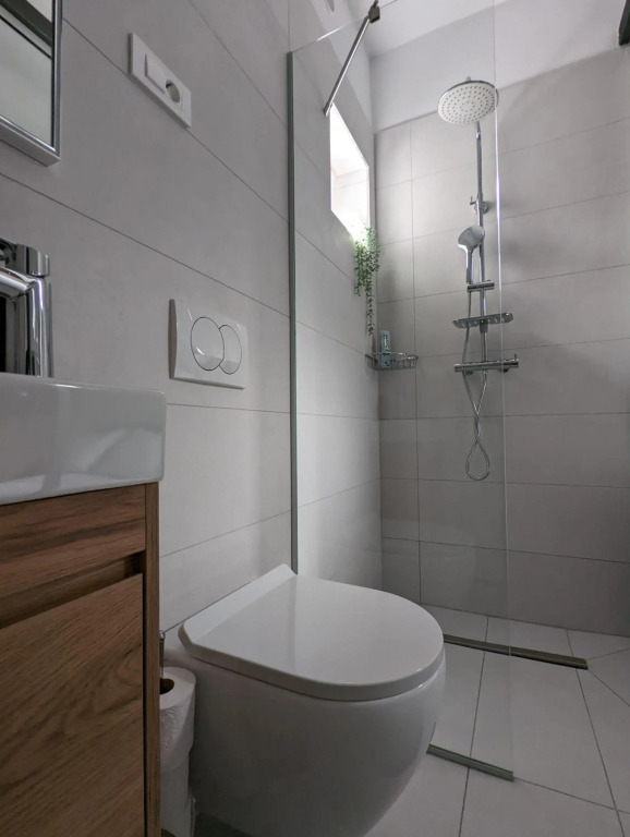 Modern Central Studio in Courtyard Building w Floor Heating, 65'' TV, Washer-Dryer & Patio