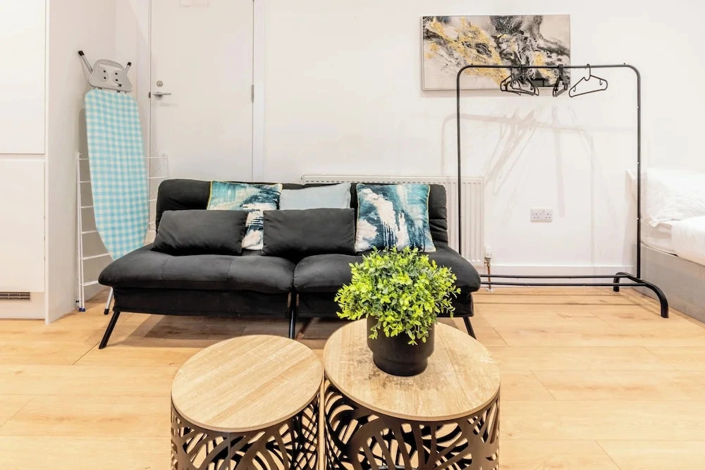 Central - Sleeps 2 - Near Transport - Parking