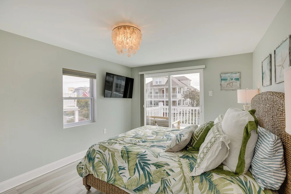 Wildwood Home w/ Deck - Walk to Beach + Boardwalk!