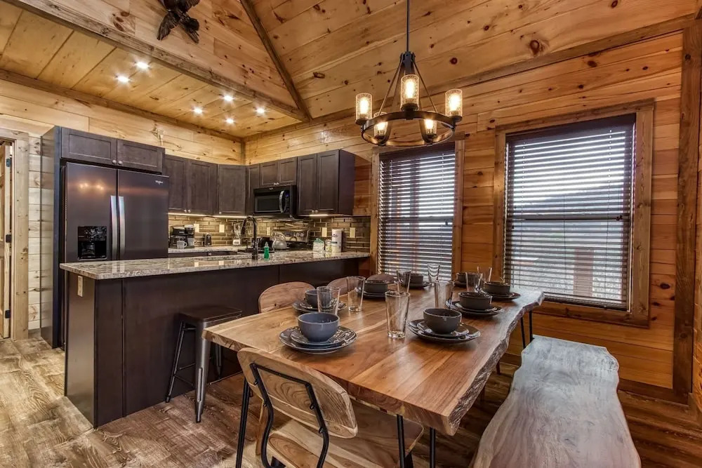 Ern805- Bearly Believe It! - Great Location! Close To Town And All The Action! 3 Bedroom Cabin by RedAwning