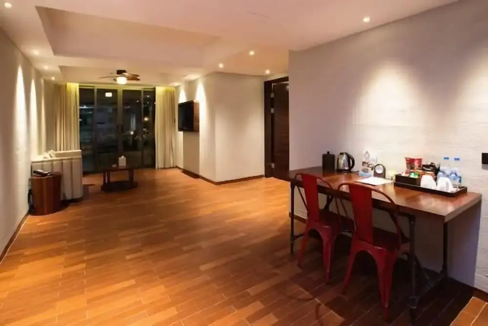 Poly Phoenix Hotel