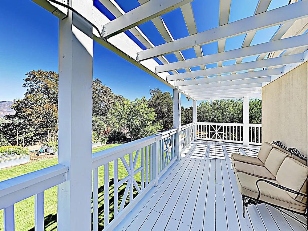 Spacious 6br Vineyard  - Pool & Valley Views 6 Bedroom Home