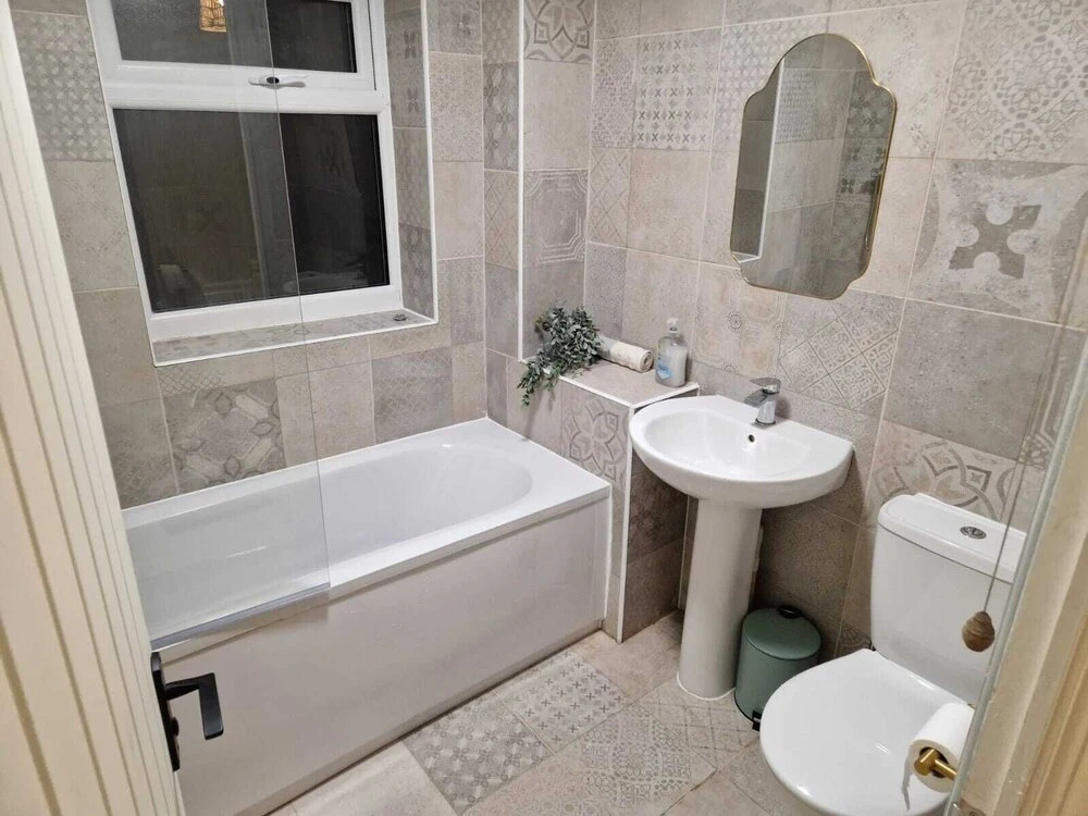 Stunning 3-bed Home Near City Centre, Chic Comfort