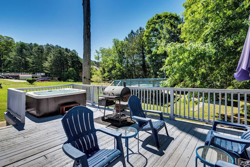 Spacious Home w/ Hot Tub, 14 Mi to Downtown Atl!