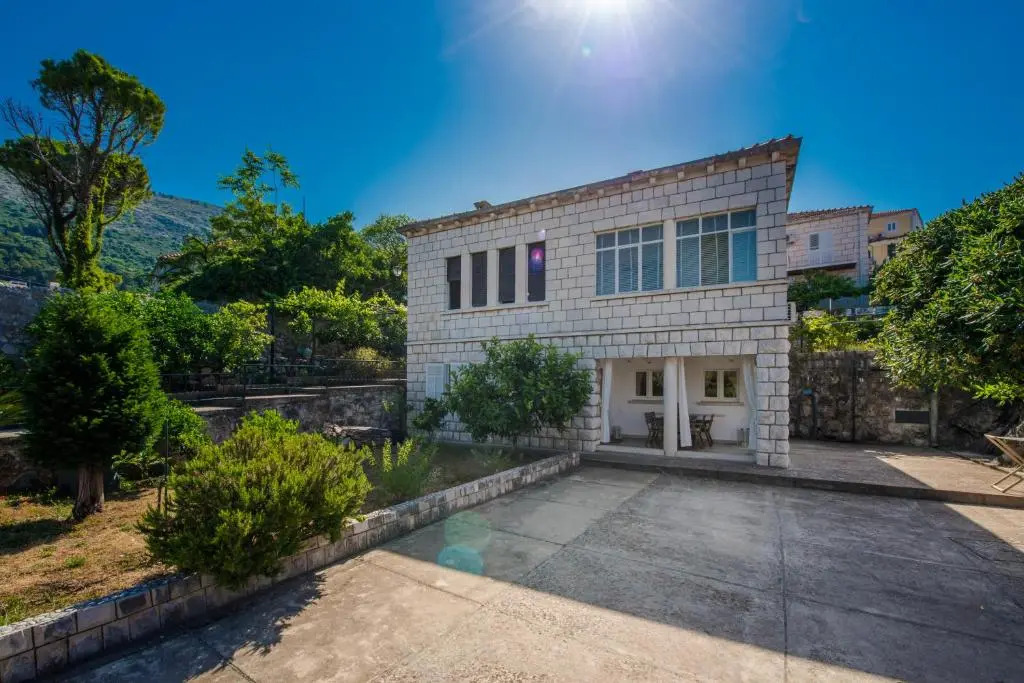 Apartment Near Old Town, FREE Parking & Huge Garden