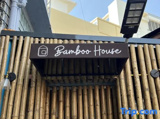 Private Full-Floor Spacious 5 Bedrooms in China Town