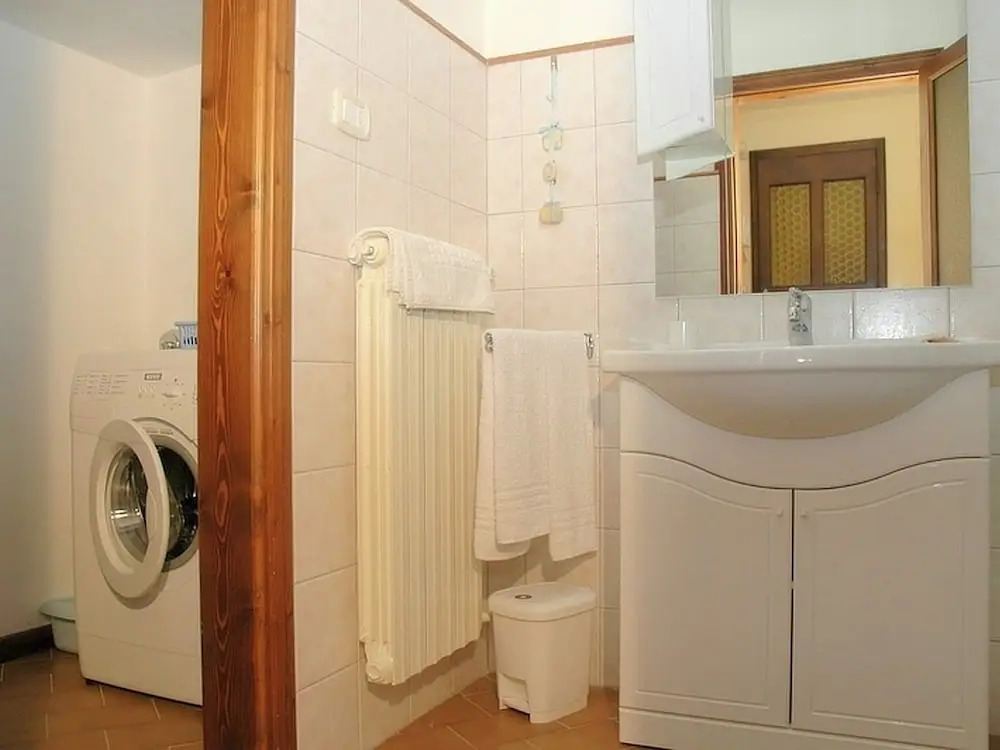 Air-conditioned flat with pool and wellness area