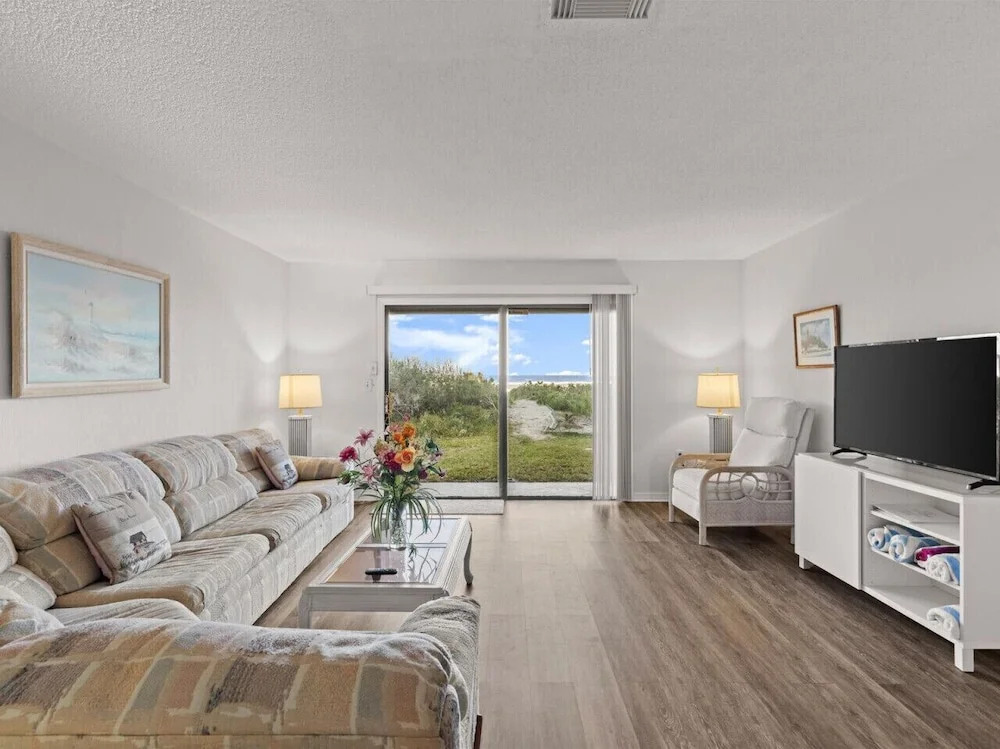 Yellow Sunshine Oceanfront Townhouse, Private Balcony Unit #2