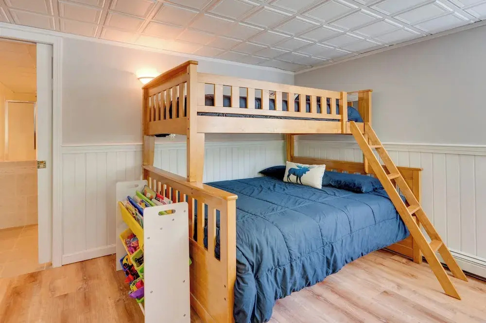 Family Ski Getaway w/ Hot Tub, Near Cranmore!