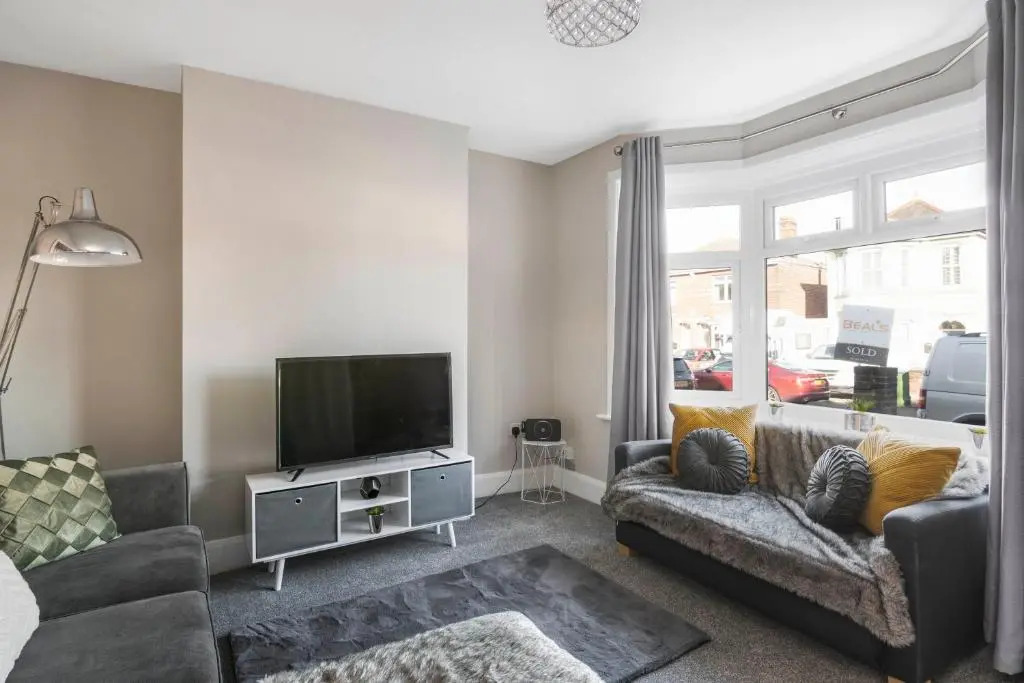 Spacious 3 Bed House, Netflix, Garden, Parking