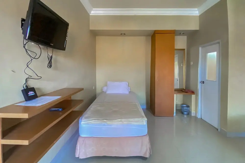 RedDoorz Near Taman Bunga Nusantara 2