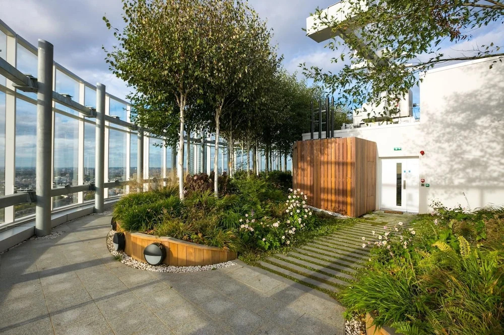 Bright 1 Bedroom Flat with Amazing Rooftop!