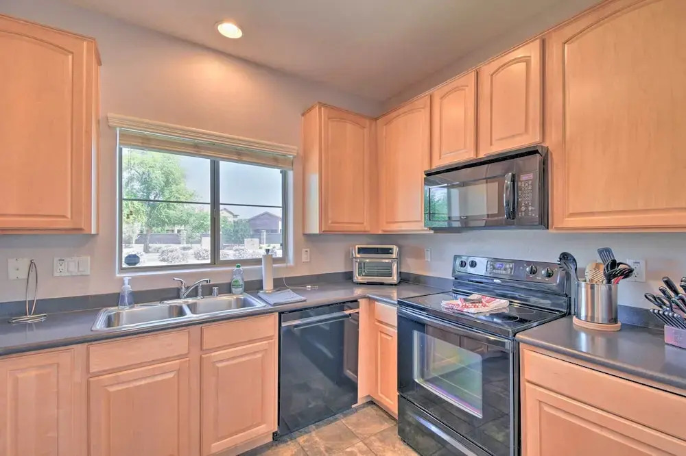 Goodyear Escape w/ Grill: Community Pool Access!
