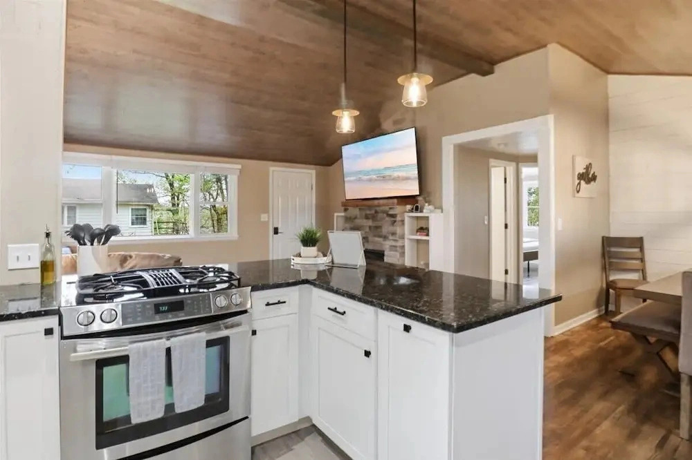 Perfect Lake Escape Near Bagnell Dam Strip