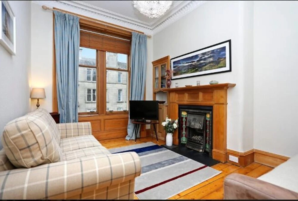 Traditional Scottish Flat with Fireplace